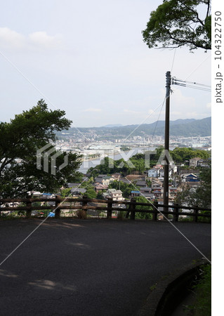 高塔山公園山頂手前から見る南側の景色 104322750