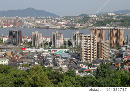 高塔山公園山頂手前から見る南東側の景色 104322757