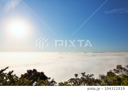 千葉県　秋の青空と雲海（鹿野山九十九谷展望公園からの風景） 104322819