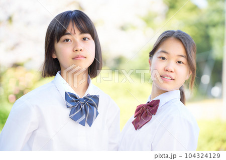 屋外に並んで立つ2人の女子中学生 104324129