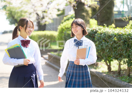 おしゃべりしながら歩く女子中学生 104324132