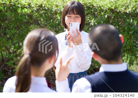 スマホで撮影を楽しむ中学生たち スマホで撮影を楽しむ中学生たち 104324140