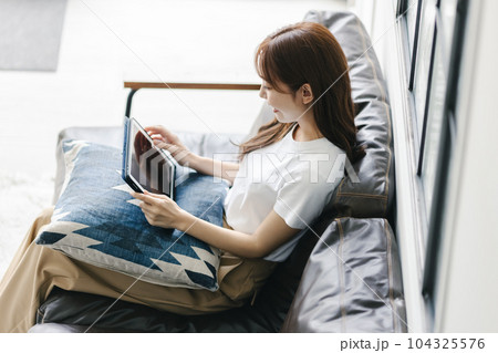 女性　タブレット 104325576