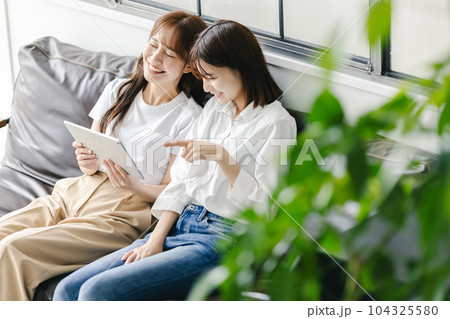 女性 友達 タブレット 女性 友達 タブレット 104325580