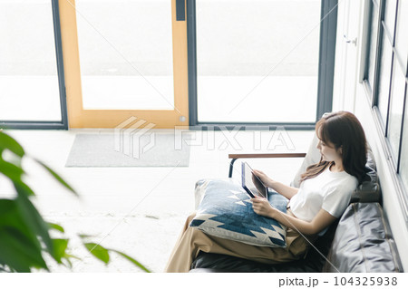 女性　タブレット 104325938