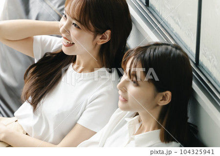 女性　友達 104325941