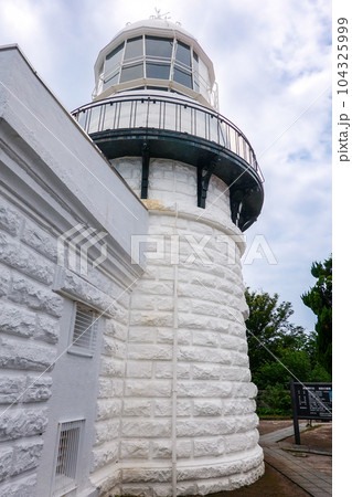 日本海に突き出した美保関灯台（島根県松江市） 104325999