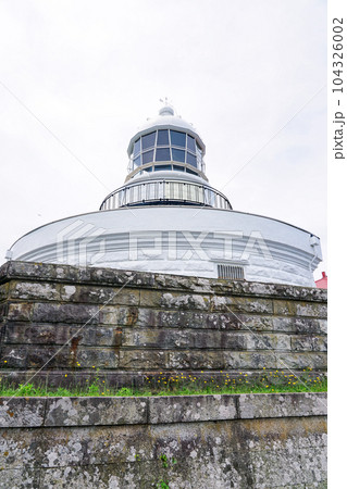 日本海に突き出した美保関灯台（島根県松江市） 104326002