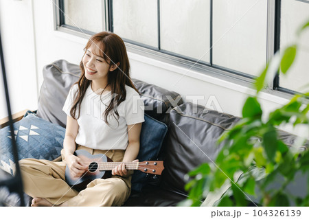 ウクレレを弾く女性 104326139