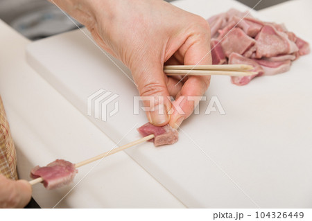 【焼き鳥豚タンの串打ちをする主婦】 【焼き鳥豚タンの串打ちをする主婦】 104326449