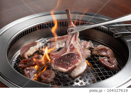 生のラム肉を焼いている 104327619