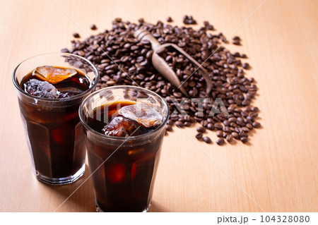 コーヒー豆とアイスコーヒー コーヒー豆とアイスコーヒー 104328080