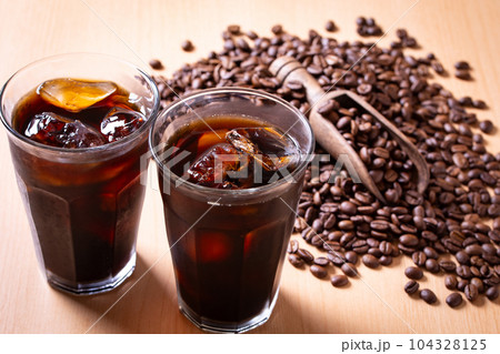 アイスコーヒーとコーヒー豆 104328125