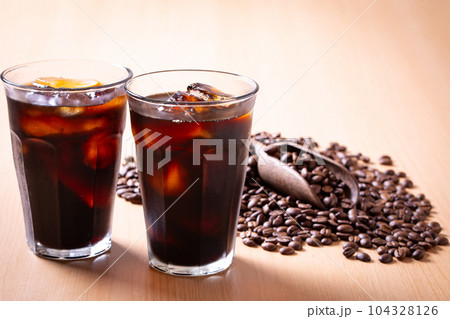 アイスコーヒーとコーヒー豆 104328126
