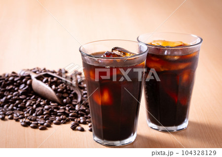 アイスコーヒーとコーヒー豆 アイスコーヒーとコーヒー豆 104328129