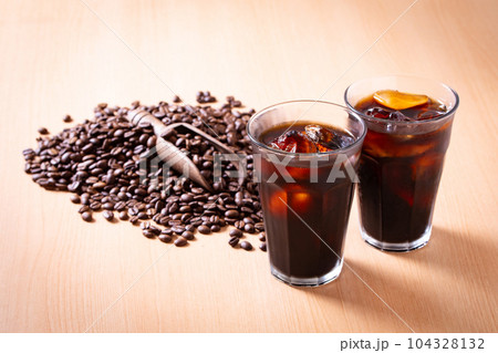 アイスコーヒーとコーヒー豆 アイスコーヒーとコーヒー豆 104328132