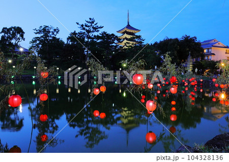 猿沢池の赤い提灯 104328136