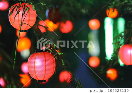 猿沢池の赤い提灯 104328139