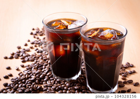 アイスコーヒーとコーヒー豆 104328156