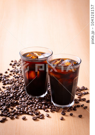 アイスコーヒーとコーヒー豆 アイスコーヒーとコーヒー豆 104328157