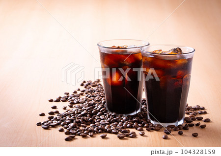 アイスコーヒーとコーヒー豆 アイスコーヒーとコーヒー豆 104328159