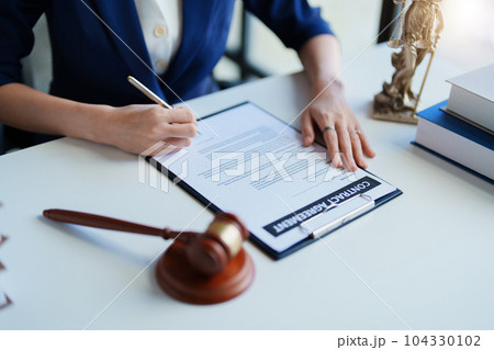 Law, Consultation, Agreement, Contract, Attorney or Lawyer holding a pen is consulting with a client to explain the pattern of answering questions before going to court to decide a lawsuit 104330102