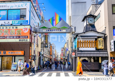 東京上野の都市風景　上野御徒町中央通り 104331377