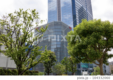 東京駅八重洲「ヤンマービルと東京ミッドタウン八重洲」（2023年4月撮影） 104332060