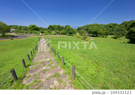 三吉2号墳頂上から見た景色 馬見丘陵公園(奈良県北葛城郡広陵町) 三吉2号墳頂上から見た景色 馬見丘陵公園(奈良県北葛城郡広陵町) 104332121