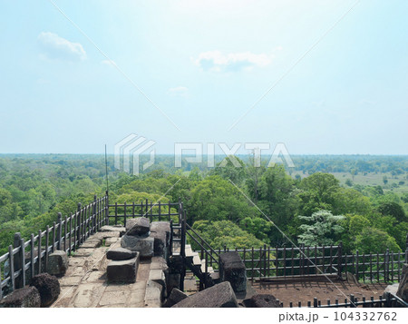 カンボジア　コーケー遺跡　ピラミッド頂上からの景色 104332762