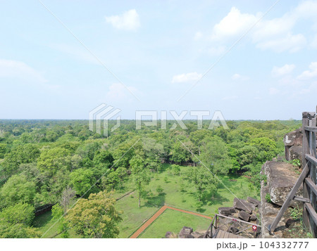 カンボジア　コーケー遺跡　ピラミッド頂上からの景色 104332777