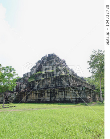カンボジア　コーケー遺跡　ピラミッド 104332788