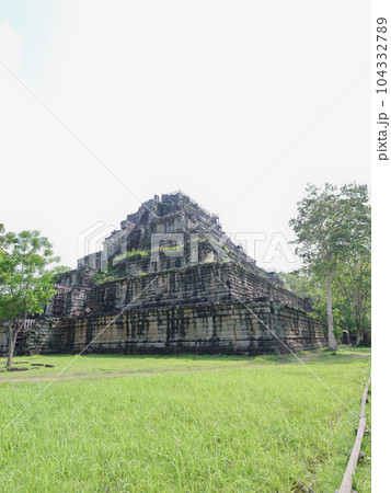 カンボジア　コーケー遺跡　ピラミッド 104332789