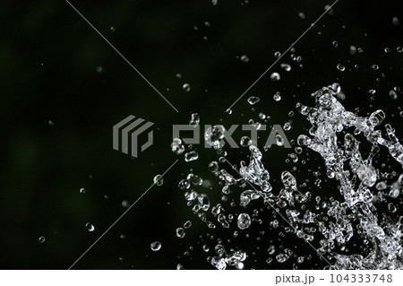 黒背景の水しぶき 黒背景の水しぶき 104333748