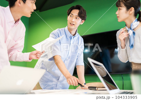 プロジェクトのレビューをする若いビジネスチーム 104333905