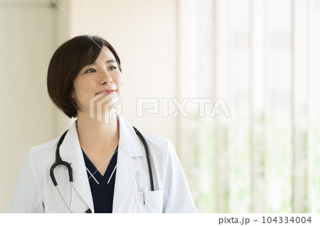 白衣姿の医療従事者の女性 白衣姿の医療従事者の女性 104334004