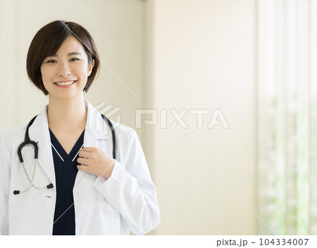 白衣姿の医療従事者の女性 白衣姿の医療従事者の女性 104334007