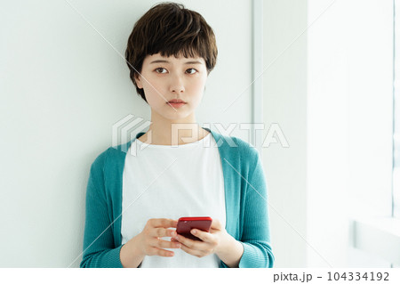 スマートフォンを操作する若い女性 104334192