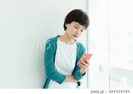 スマートフォンを操作する若い女性 104334194