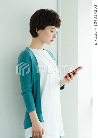 スマートフォンを操作する若い女性 スマートフォンを操作する若い女性 104334203
