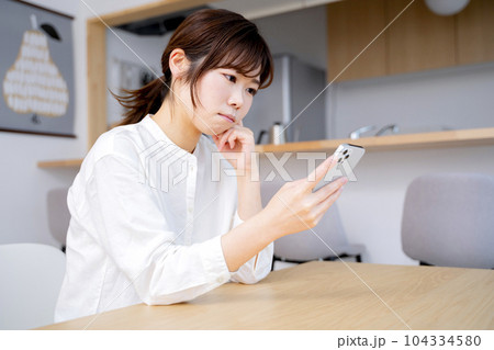 スマホを見る女性 104334580