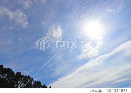 青空　雲　太陽　木 104334672