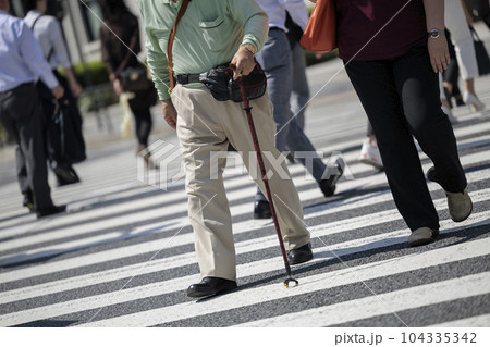 杖をついて横断歩道を渡る男性高齢者 104335342