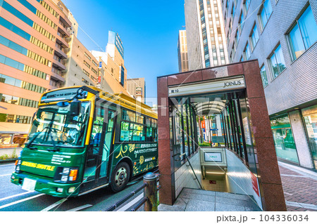 日本の横浜都市景観 横浜駅西口・南10番出口横から発車した無料送迎バス＝6月25日、夕方 104336034