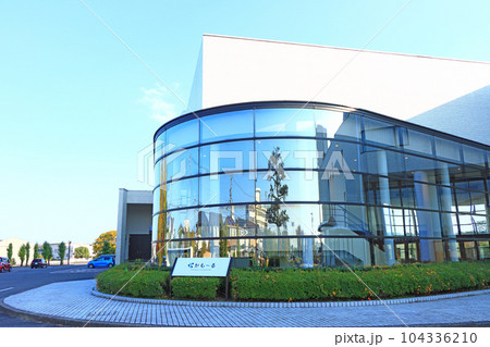 曲面ガラスが印象的な美濃加茂市文化会館の風景 104336210