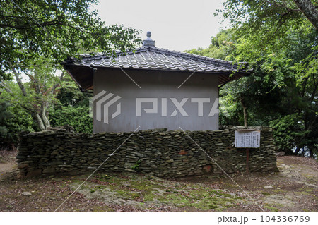 愛媛県伊予市双海町の地蔵堂の石垣 愛媛県伊予市双海町の地蔵堂の石垣 104336769