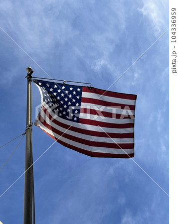 風になびくアメリカ国旗 風になびくアメリカ国旗 104336959