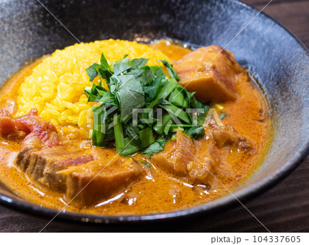 木のテーブルのポークマッパスカレー 104337605