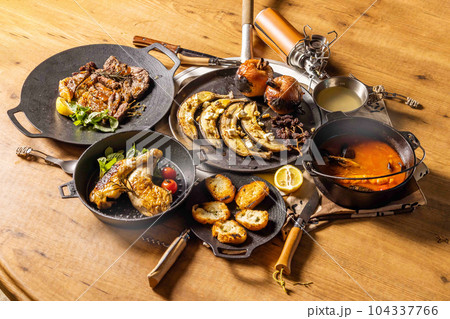 アウトドア料理　Outdoor lunch at the cottage 104337766