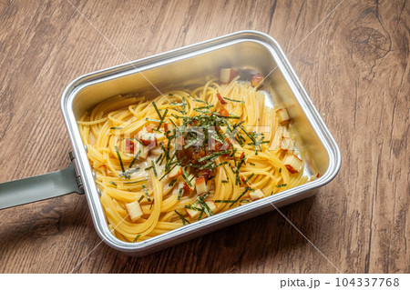 アウトドア料理 Outdoor lunch at the cottage アウトドア料理 Outdoor lunch at the cottage 104337768
